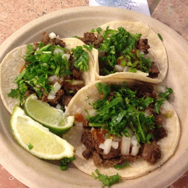 รูปภาพถ่ายที่ Los Agaves Mexican Street Food โดย Shawn N. เมื่อ 5/5/2013