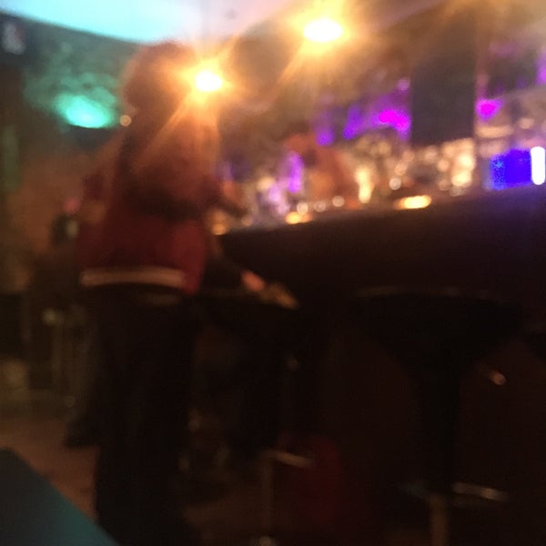 12/3/2015 tarihinde Neil M.ziyaretçi tarafından Domino Bar by Bierzofood'de çekilen fotoğraf