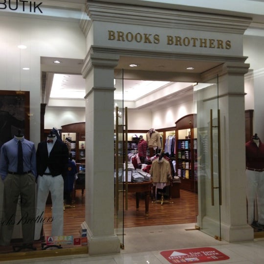 Brooks Brothers Fashion Store at Suria KLCC Kuala Lumpur, Malaysia  Editorial Photography - Image of american, shop: 250013482