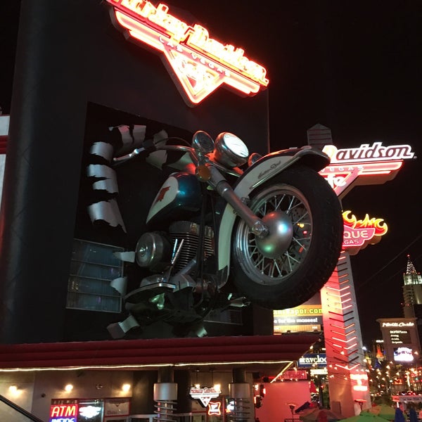 Das Foto wurde bei Harley-Davidson Cafe von Aby A. am 6/7/2016 aufgenommen