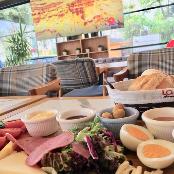 Foto tomada en Köşk Lounge Cafe&amp;Restaurant  por kutbettin hekimoglu el 11/14/2019