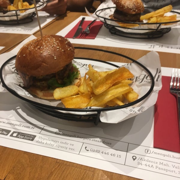 Foto diambil di Mengoli Burgers Steak Fries oleh Emre pada 6/8/2019