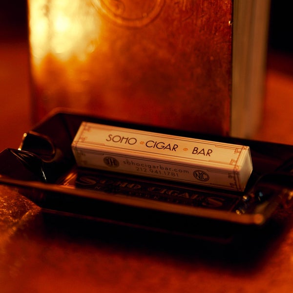 Foto diambil di SoHo Cigar Bar oleh John B. pada 10/29/2022