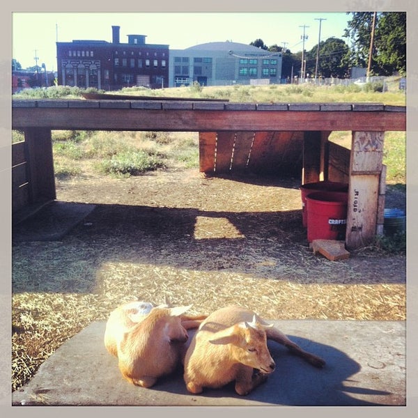 Foto tomada en The Belmont Goats  por Bix F. el 7/15/2013