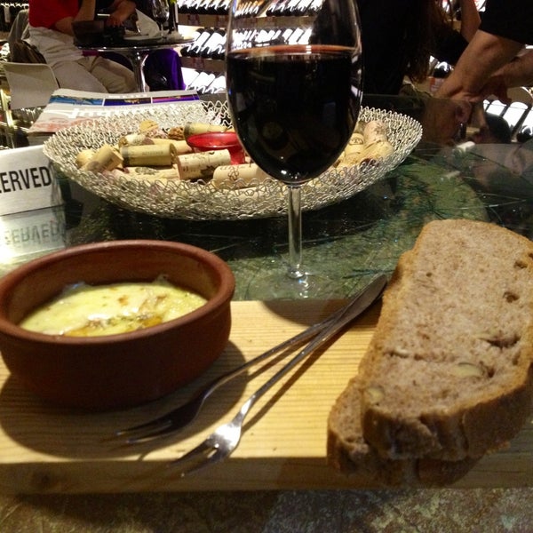 4/28/2013에 Umut Deniz T.님이 Sensus Şarap &amp; Peynir Butiği에서 찍은 사진
