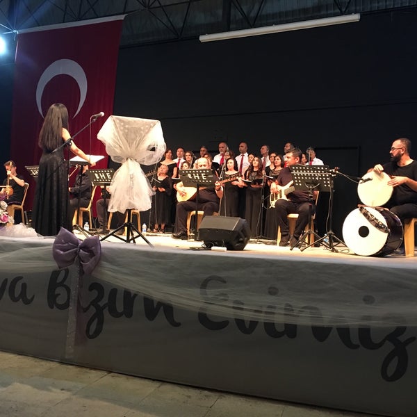 Das Foto wurde bei Bornova Ayfer Feray Açık Hava Tiyatrosu von Özlem G. am 5/24/2018 aufgenommen
