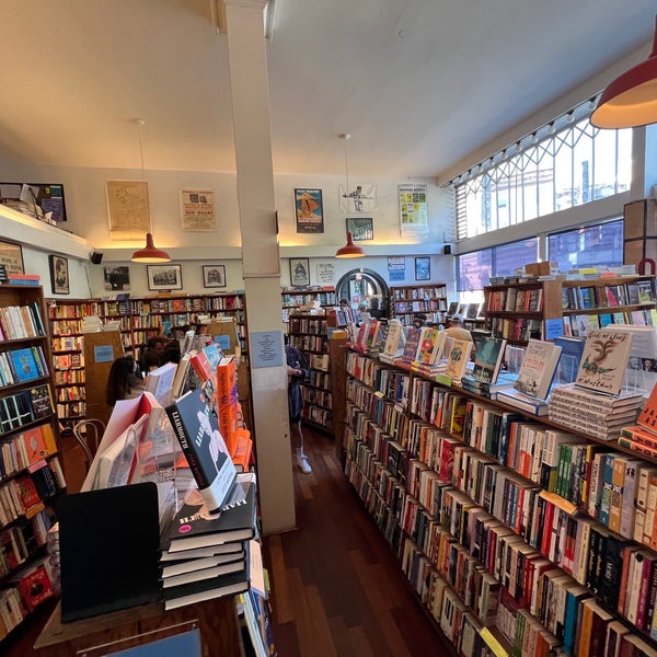 8/13/2022 tarihinde Contzziyaretçi tarafından City Lights Bookstore'de çekilen fotoğraf