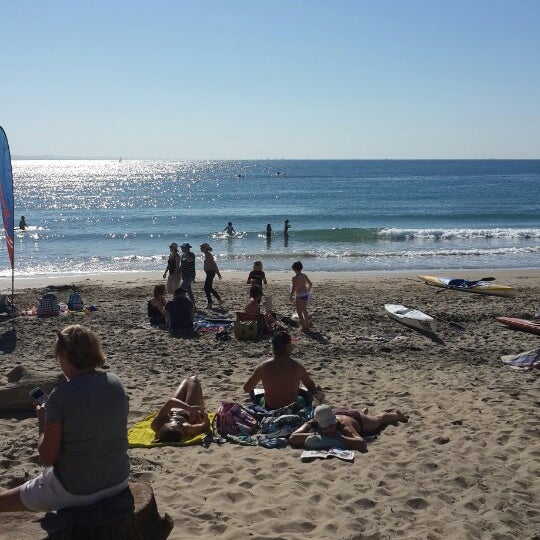 รูปภาพถ่ายที่ uShaka Beach โดย hasan k. เมื่อ 6/17/2013