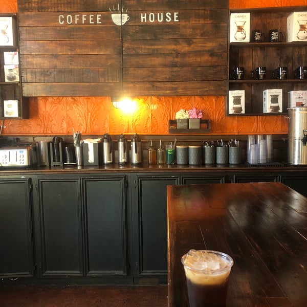 Foto diambil di Mojo Coffee House oleh Bianca A. pada 6/5/2018