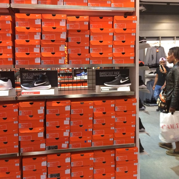 onpeilbaar staan advocaat Nike Factory Store - 93 visitors