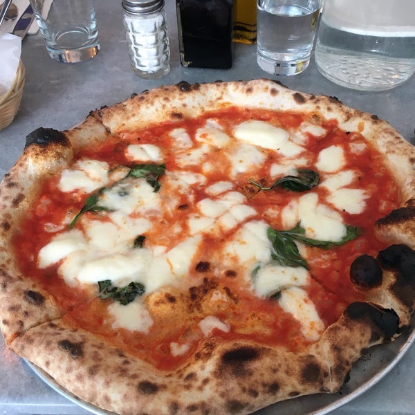 3/21/2017 tarihinde Drew T.ziyaretçi tarafından Song&#39; e Napule Pizzeria'de çekilen fotoğraf
