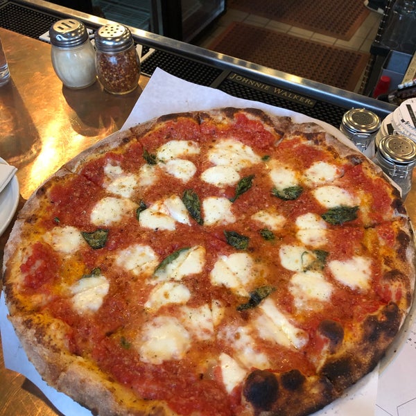 Foto diambil di Next Door Pizza Bar oleh Drew T. pada 4/3/2019