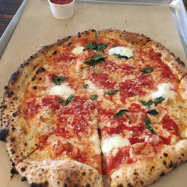 Foto scattata a Inizio Pizza Napoletana da Drew T. il 5/21/2016