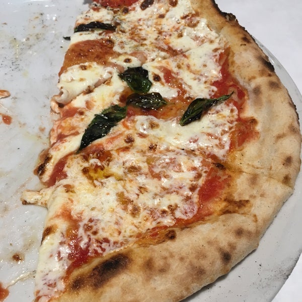 Foto diambil di Amalfi Pizza oleh Drew T. pada 6/1/2017