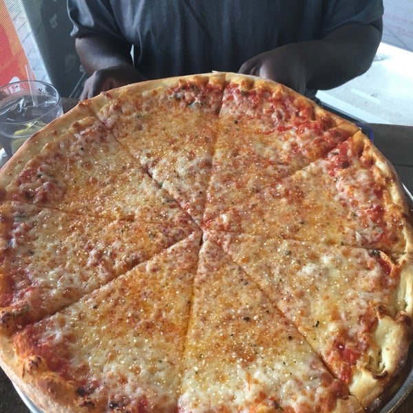 9/20/2017 tarihinde Drew T.ziyaretçi tarafından Five Points Pizza'de çekilen fotoğraf