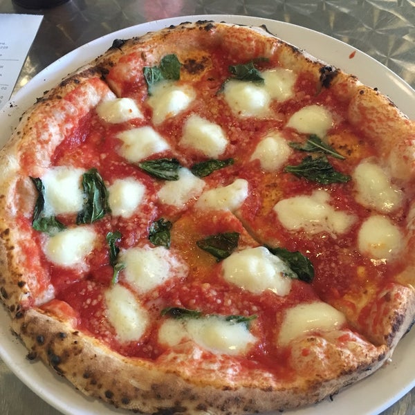 Снимок сделан в Pupatella Neapolitan Pizza пользователем Drew T. 10/21/2016