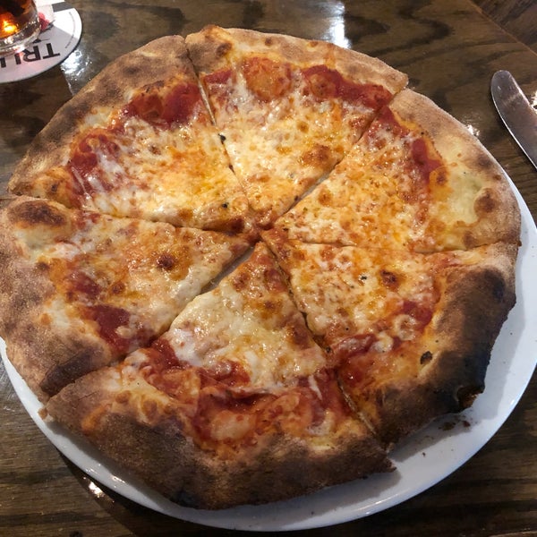 Foto tomada en Za&#39;s Brick Oven Pizza  por Drew T. el 10/15/2019