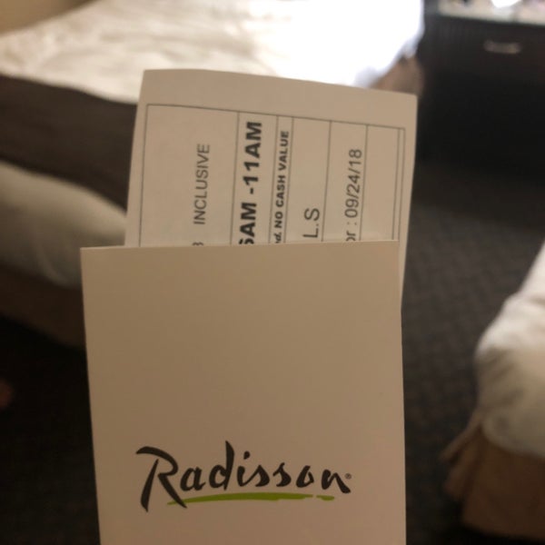 Photo taken at Radisson Hotel JFK Airport by Burçinn on 9/24/2018