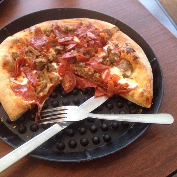 4/10/2014 tarihinde Steve H.ziyaretçi tarafından Hard Knox Pizzeria'de çekilen fotoğraf