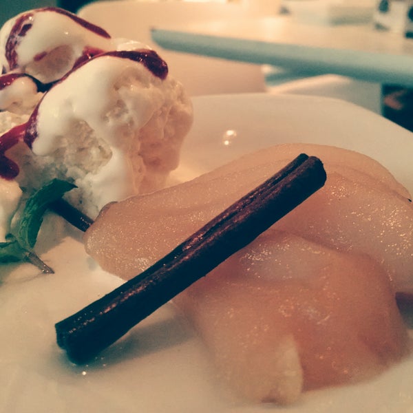 Dica de sobremesa: Pêra em Calda de Lavanda com sorvete de creme. Sabor suave e linda apresentação.