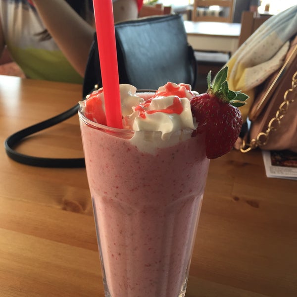 Photo taken at Veranda Coffee &amp; Breakfast by Gizem on 5/22/2015