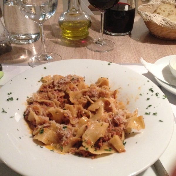 Das Foto wurde bei Pasta&amp;Svasta Restaurant von John R. am 5/24/2014 aufgenommen