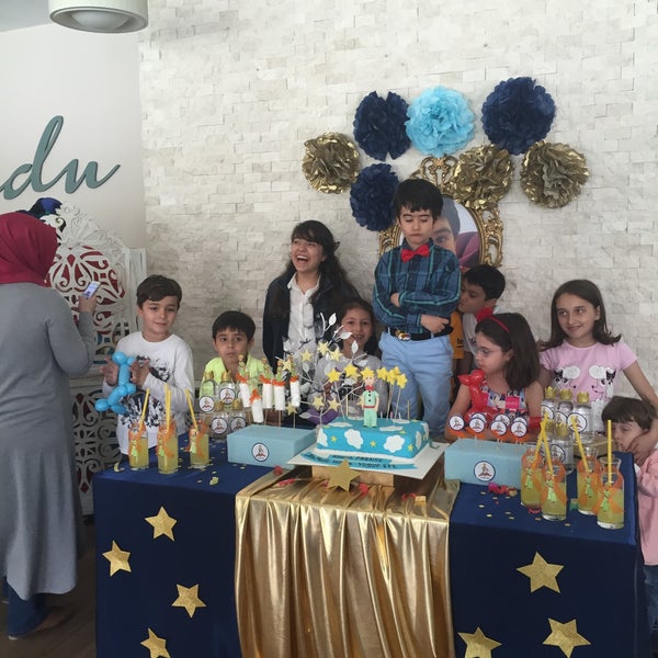 รูปภาพถ่ายที่ balliduu parti ve doğum günü evi โดย Gülşah ö.K. เมื่อ 4/30/2016