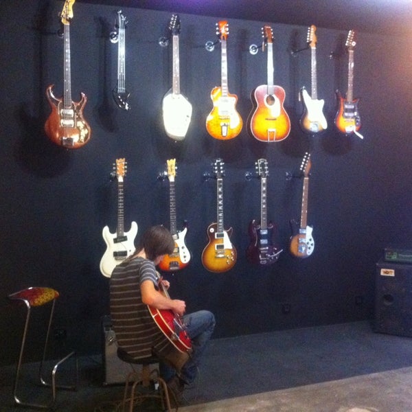 Photo taken at Headbanger rare guitars by Javier C. on 9/19/2013
