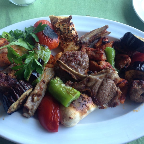 Das Foto wurde bei Melita Şark Sofrası Cafe &amp; Restaurant von Mert C. am 8/5/2015 aufgenommen