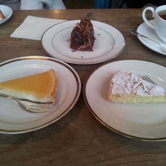 Foto tirada no(a) Apfelgold - desserts et livres por Yuri L. em 1/24/2013