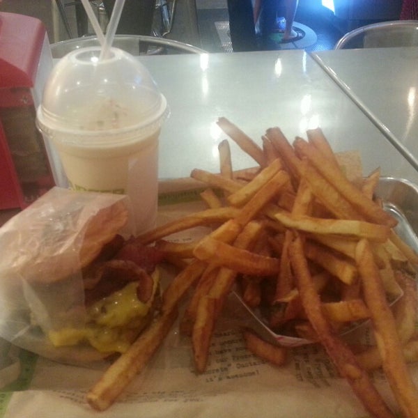 Foto diambil di BurgerFi oleh Darren G. pada 6/4/2014