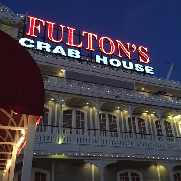 Foto diambil di Fulton&#39;s Crab House oleh Dana G. pada 10/20/2015