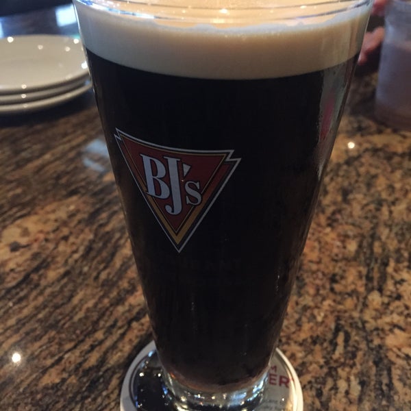 Photo taken at BJ&#39;s Restaurant &amp; Brewhouse by Aimee W. on 7/8/2015