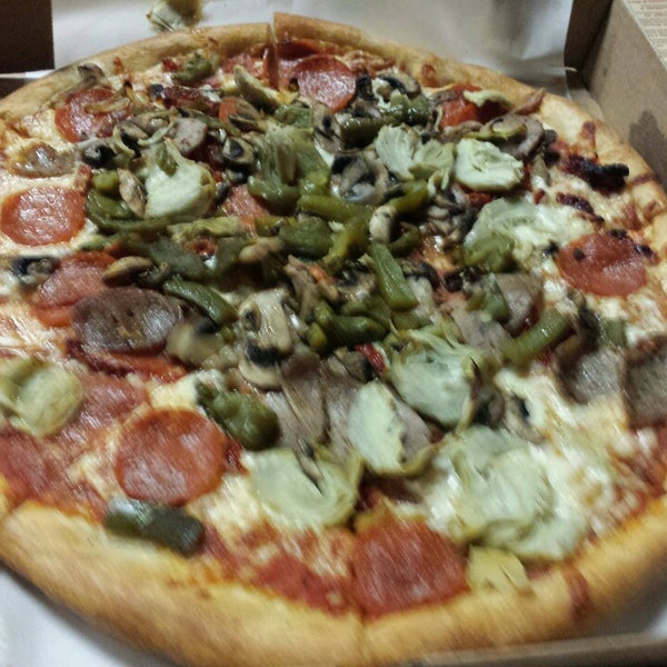 Das Foto wurde bei Bada Bing Pizzeria &amp; Italian Cuisine von Brandon T. am 8/6/2014 aufgenommen