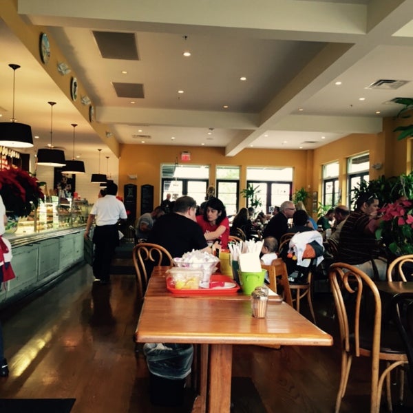 12/6/2014にDebra O.がFRENCH RIVIERA Bakery Cafeで撮った写真