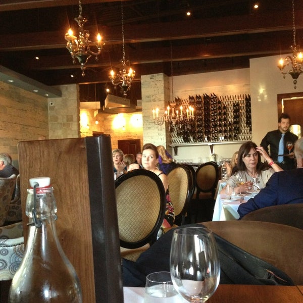 Das Foto wurde bei Etoile Cuisine et Bar von Debra O. am 6/1/2013 aufgenommen