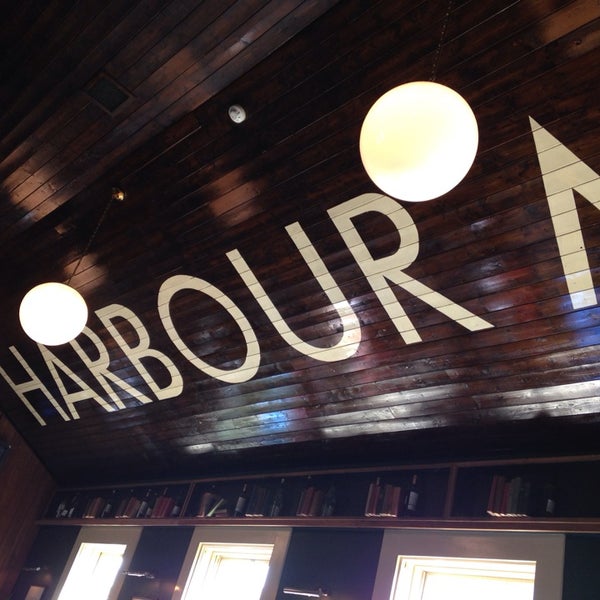 รูปภาพถ่ายที่ Harbour Master Bar &amp; Restaurant โดย Shaz O. เมื่อ 5/16/2014