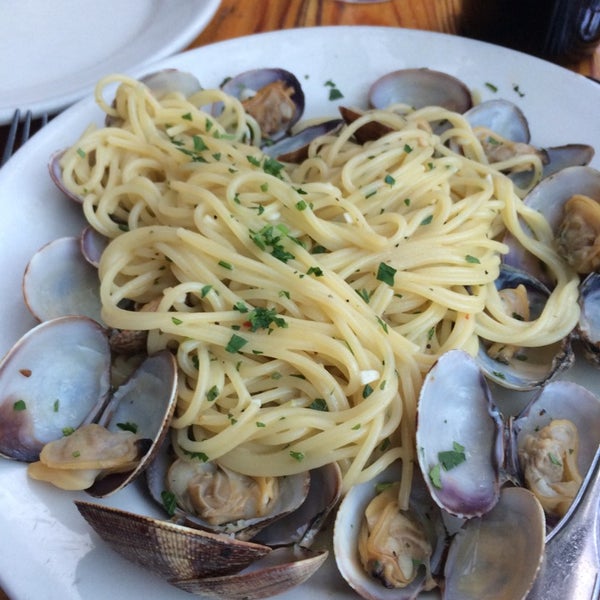You blew it if you didn't order the vermicelli alla vongole (spaghetti with clams). Ask for the spicy oil.
