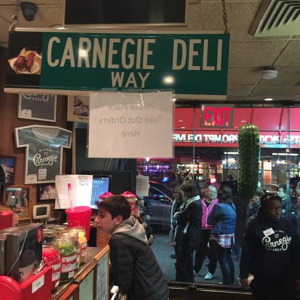 Снимок сделан в Carnegie Deli пользователем Scott Kleinberg 10/24/2016