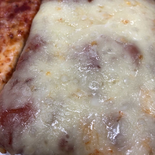 7/27/2019にScott KleinbergがRoma Pizzaで撮った写真