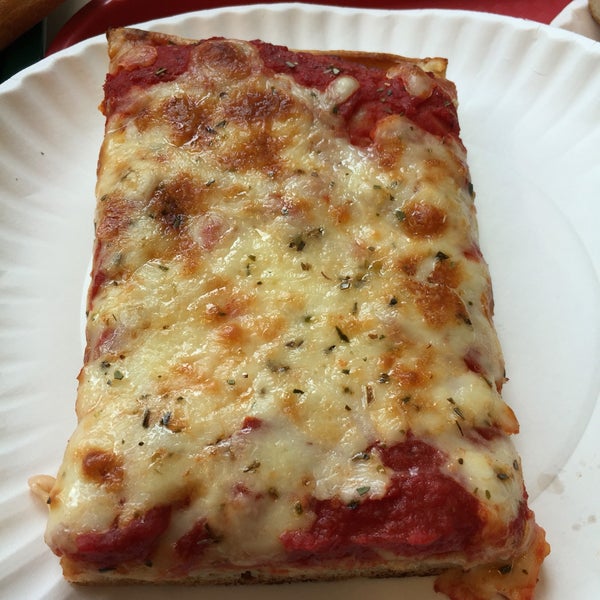 4/8/2016にScott KleinbergがRoma Pizzaで撮った写真