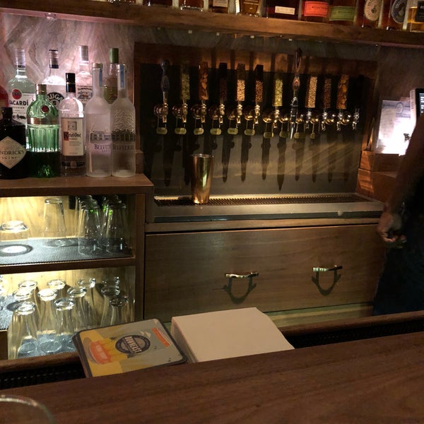 Foto scattata a Parish Cocktail Bar da Scott Kleinberg il 11/19/2017