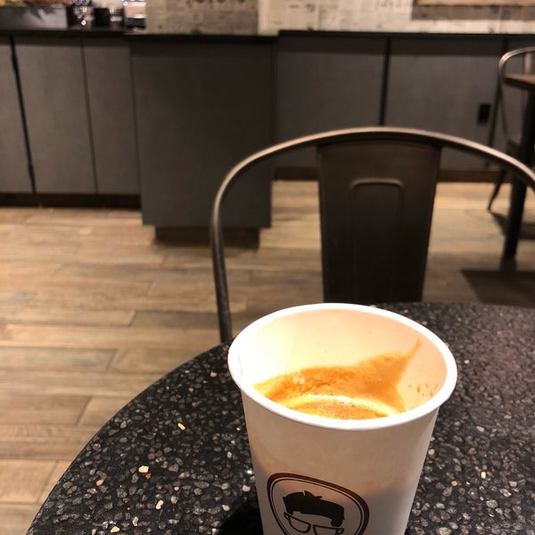 Photo taken at Gregorys Coffee by Scott Kleinberg on 1/12/2018