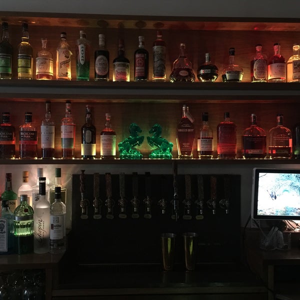 Foto tirada no(a) Parish Cocktail Bar por Scott Kleinberg em 7/9/2017