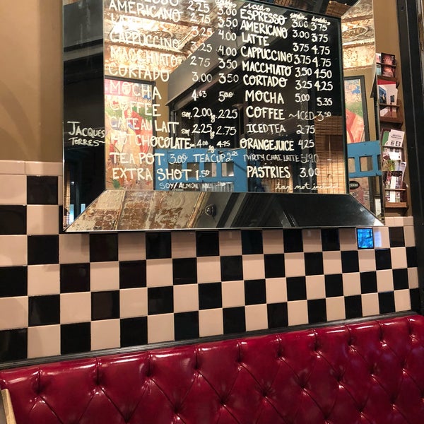Foto tirada no(a) Café Regular du Nord por Scott Kleinberg em 2/20/2018