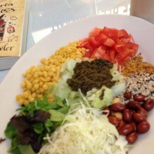 11/5/2012 tarihinde Laura P.ziyaretçi tarafından YoMa Burmese Restaurant'de çekilen fotoğraf