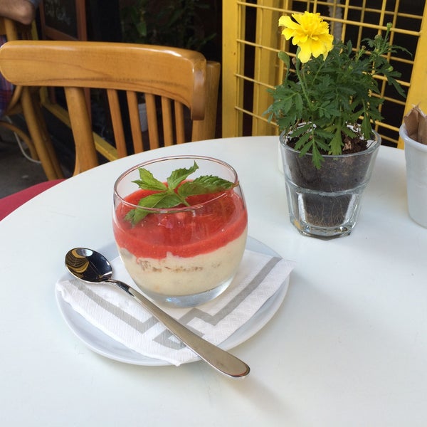 6/13/2015にB. G.がİki Kedi Cafeで撮った写真
