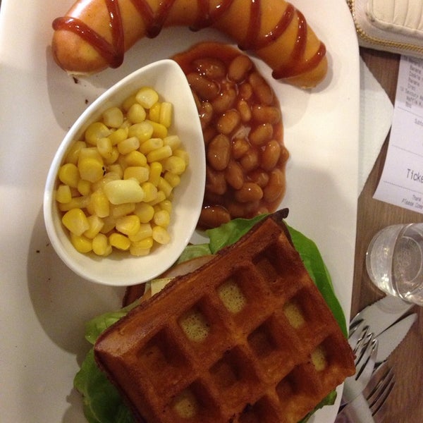 Photo taken at Wafflelicious by Lee W. on 7/18/2014