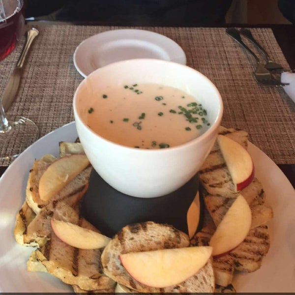 8/7/2017 tarihinde Cryssi L.ziyaretçi tarafından J&#39;s Restaurant at Nashoba Valley Winery'de çekilen fotoğraf