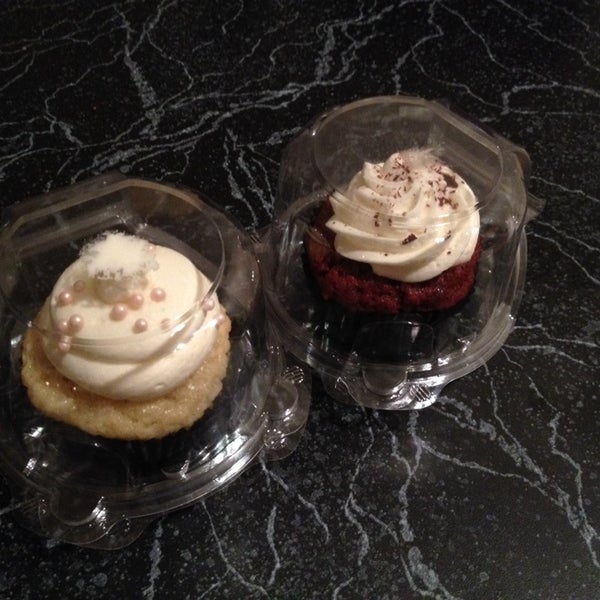 The pear champagne cupcake was delicious! (Pictured on left of pic)